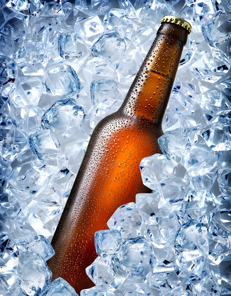 放冰块堆里的一瓶啤酒背景jpg设计背景_新图网 https://ixintu.com PPT 冰块 冰爽 啤酒 夏季 简约 酒水 饮料