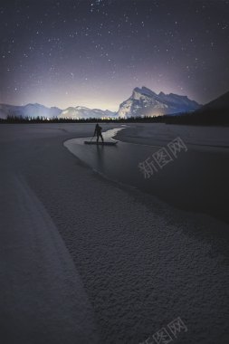 雪山夜空星空溪流背景