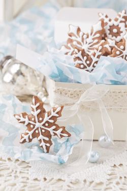 磨纱底纹雪花饼干与圣诞球高清图片