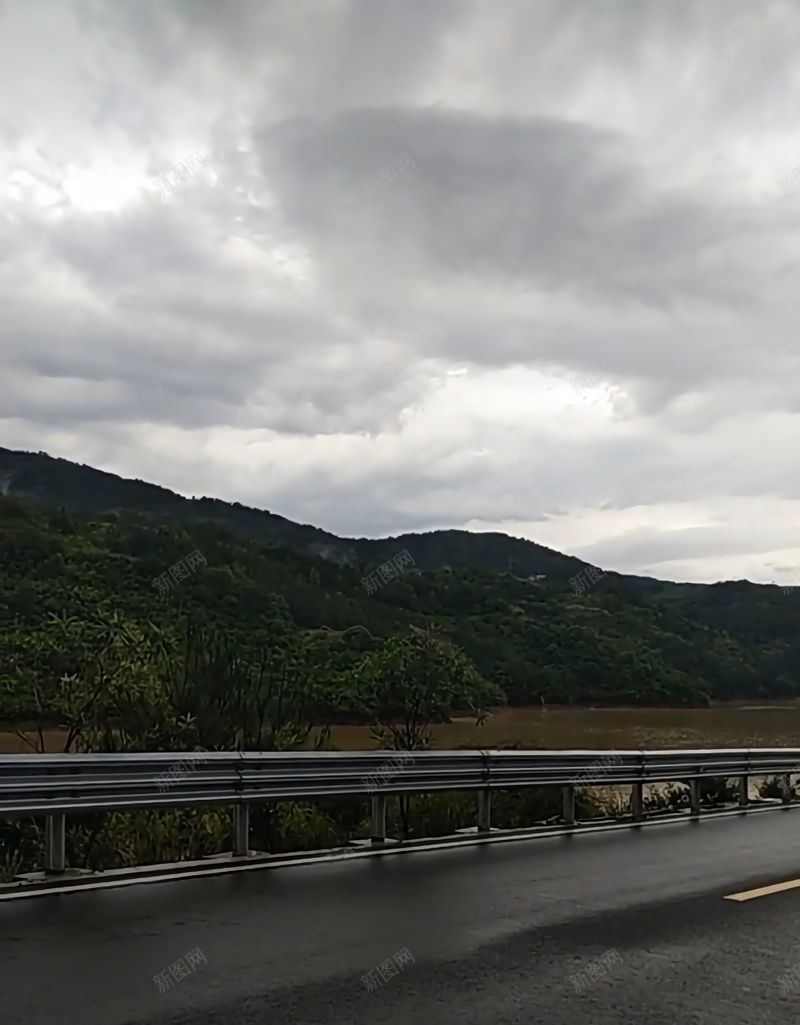 驻足停车小县雨景psd设计背景_新图网 https://ixintu.com 小县 山景 清新 雨后