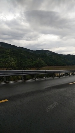 小县驻足停车小县雨景高清图片