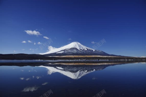 蓝天白云雪山海水壁纸背景