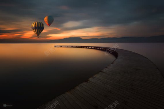 夕阳下的海面氢气球背景