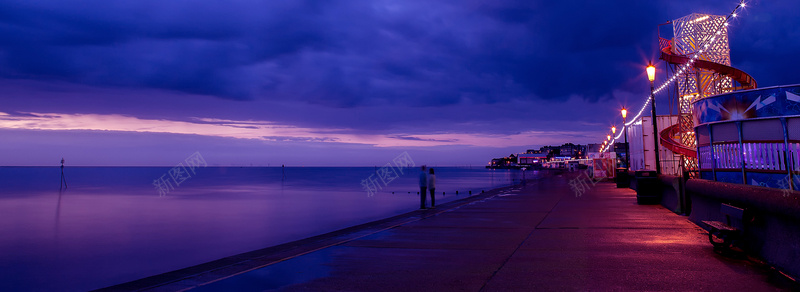 城市海边夜景摄影图片