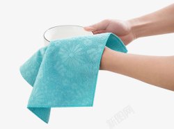 洗干净手拿蓝色擦布洗碗高清图片