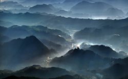 水墨溪流黑色水墨画山谷溪流海报背景高清图片