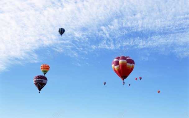 蓝色天空中的彩色热气球海报背景背景