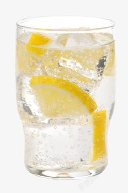 清新柠檬片透明杯子里的柠檬片加冰苏打气泡高清图片