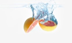 创意动感水果果粒创意掉进水里的西柚高清图片