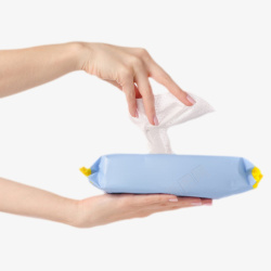 湿纸巾包装手捧着蓝色塑料包装的湿纸巾实物高清图片