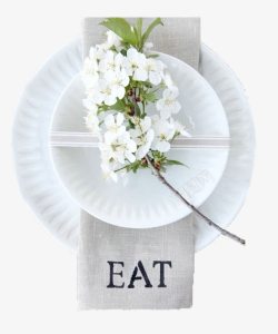 盘子餐布两个白色盘子叠放的花式摆盘高清图片