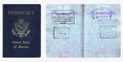 居留蓝色封面美国护照和翻开的护照实高清图片