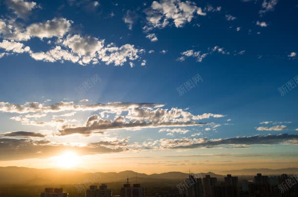 蓝天白云光效太阳光都市场景jpg设计背景_新图网 https://ixintu.com 场景 太阳光 白云 蓝天 都市