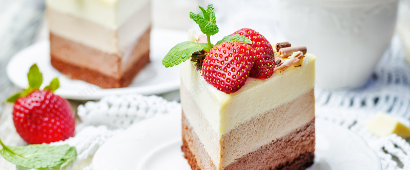 28生日美味的草莓蛋糕摄影图片