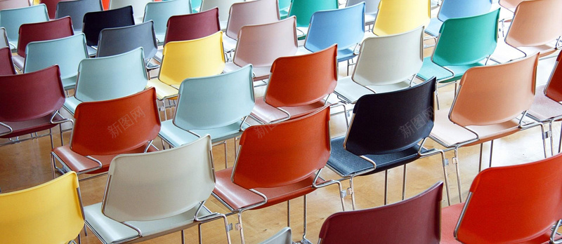 公司会议海报摄影排列的彩色椅子摄影图片
