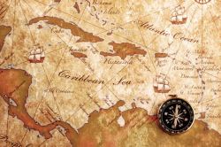 羊皮纸航海背景指南针与地图高清图片