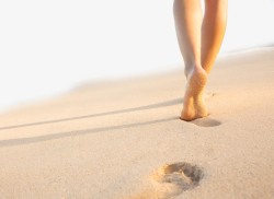 到沙滩上度假沙滩上的女子脚印高清图片