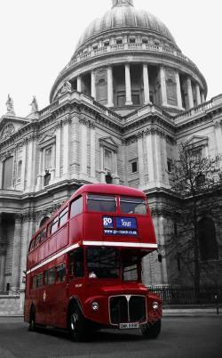 尖顶欧式建筑伦敦红色巴士与尖顶欧式建筑高清图片