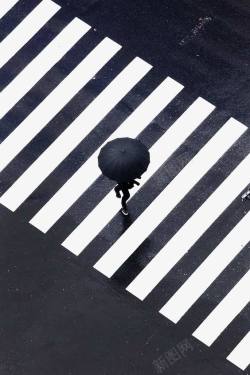 极简路灯在雨中走斑马线的人图标高清图片