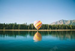 湖面平静平静湖面的热气球海报背景高清图片