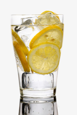 透明玻璃杯里的柠檬苏打气泡水实素材