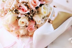 高跟鞋高清素材结婚戒指与玫瑰花高清图片