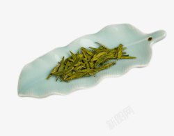 龙井茶叶绿色瓷盘中的龙井茶叶高清图片