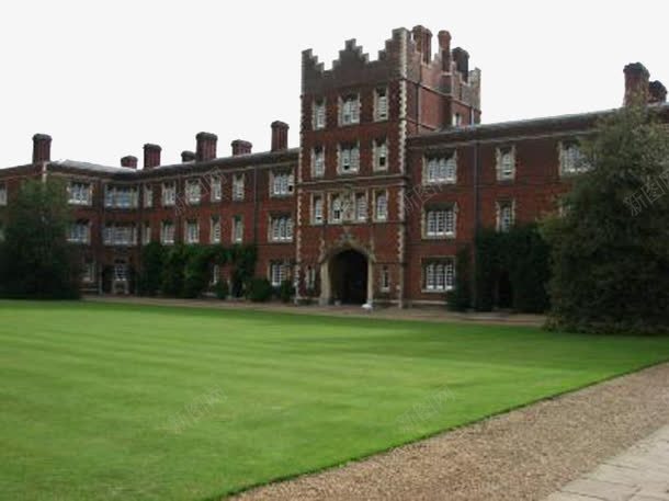 剑桥大学的美丽建筑png免抠素材_新图网 https://ixintu.com 大门 树 红色建筑 绿色 草坪