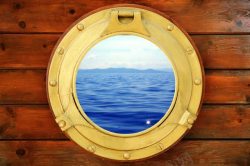 圆形镂空花边船舱与大海高清图片