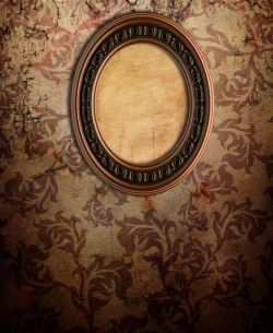 欧式木椅子墙壁上的欧式复古相框高清图片