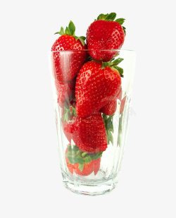 装在玻璃杯子里面的草莓素材