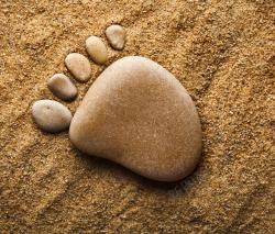 脚印沙子沙滩上的脚印高清图片