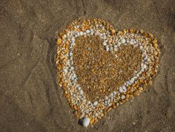 桃心与沙滩背景图片沙滩上的心形石头摄影高清图片