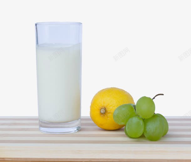 桌子上的水果牛奶png免抠素材_新图网 https://ixintu.com 条纹桌子 杯装牛奶 柠檬 水果 牛奶 白色 营养饮品 葡萄 饮料