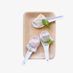 面食馄饨木盘子上的云吞小吃高清图片