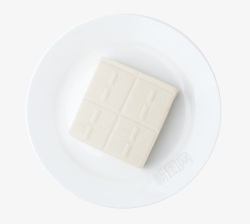 碟形白色圆盘中的嫩豆腐高清图片