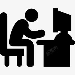 柔色型人男人打字的电脑桌图标高清图片