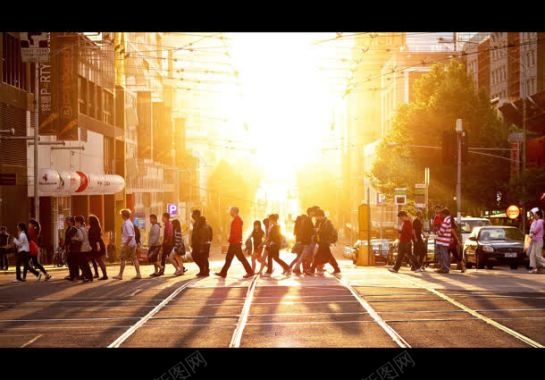 繁华都市行人过马路黄色太阳光光效背景