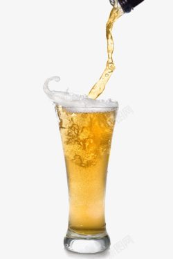 冰镇啤酒倒到被子里的啤酒高清图片