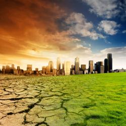 全球变暖的干枯的地面与城市高清图片