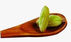 木勺上的绿葡萄干木勺上的两颗绿葡萄干高清图片