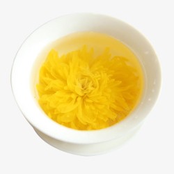 黄色的金丝菊白色陶瓷茶杯中泡开的成色金黄的高清图片