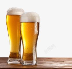 两个高杯子两杯倒满的啤酒高清图片