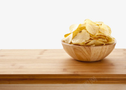 吃饭桌子棕色容器木桌上的薯片木制碗实物高清图片