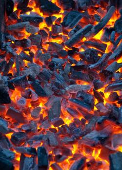 木炭火焰燃烧的火炭高清图片