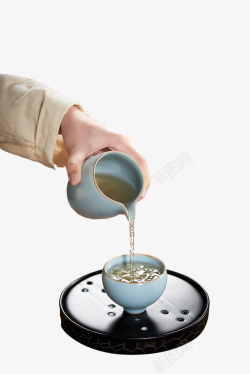 茶杯茶水正在倒茶的动作高清图片