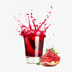 洒出果汁红色玻璃杯里的石榴汁高清图片