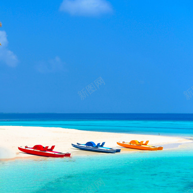 清新蓝色沙滩彩色小船背景摄影图片