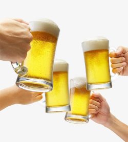 庆祝啤酒节举着啤酒碰杯庆祝高清图片
