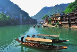 河流里的小船凤凰古城旅游高清图片